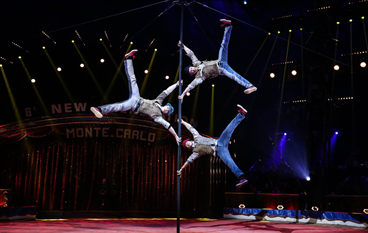 Internationale Show-Akrobaten The Funky Monkeys präsentieren ihre mehrfach prämierte Mast-Show im Zirkus von Monte Carlo.