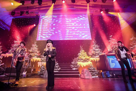 Die interaktive Showband The Coronas begeistert ein riesiges Publikum auf einem Outdoor-Festival vor einer großen, aufwendig beleuchteten Bühne